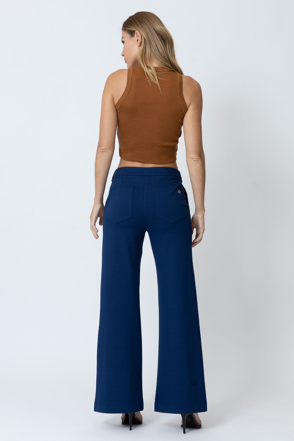 CALCA-F1324-E-BLUSA-T43134-COSTAS