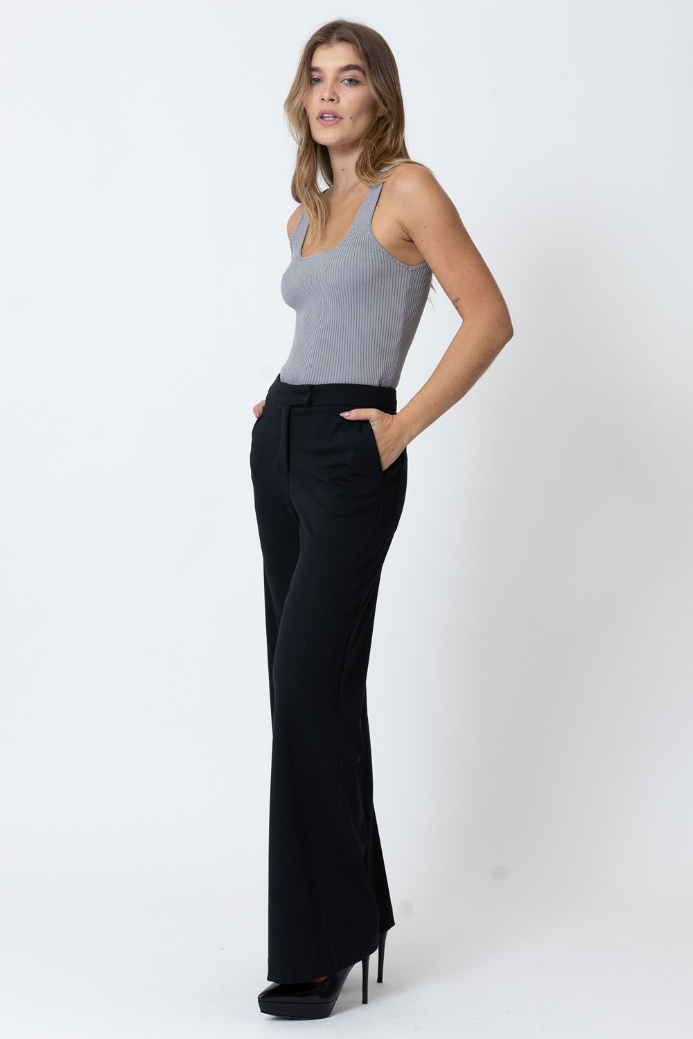 BLUSA-T43121-CALCA-F1324-LADO