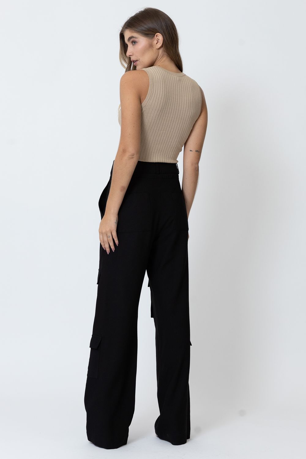 CALCA-F1304-E-BLUSA-T43116-COSTAS