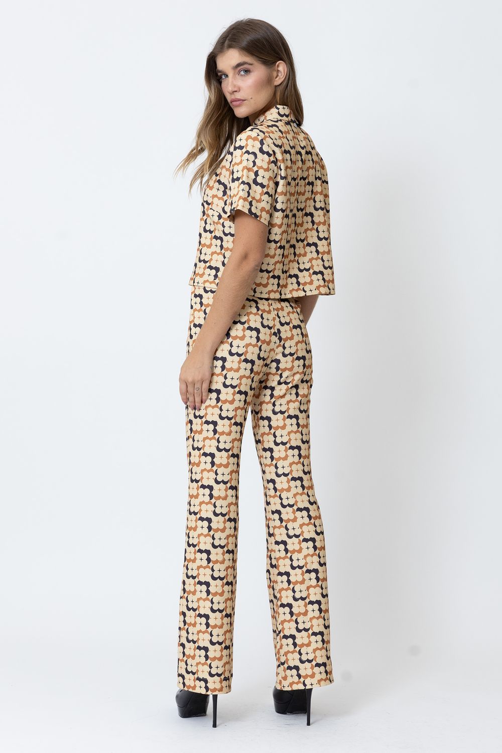 CALCA-F1299-E-CAMISA-F80202-COSTAS