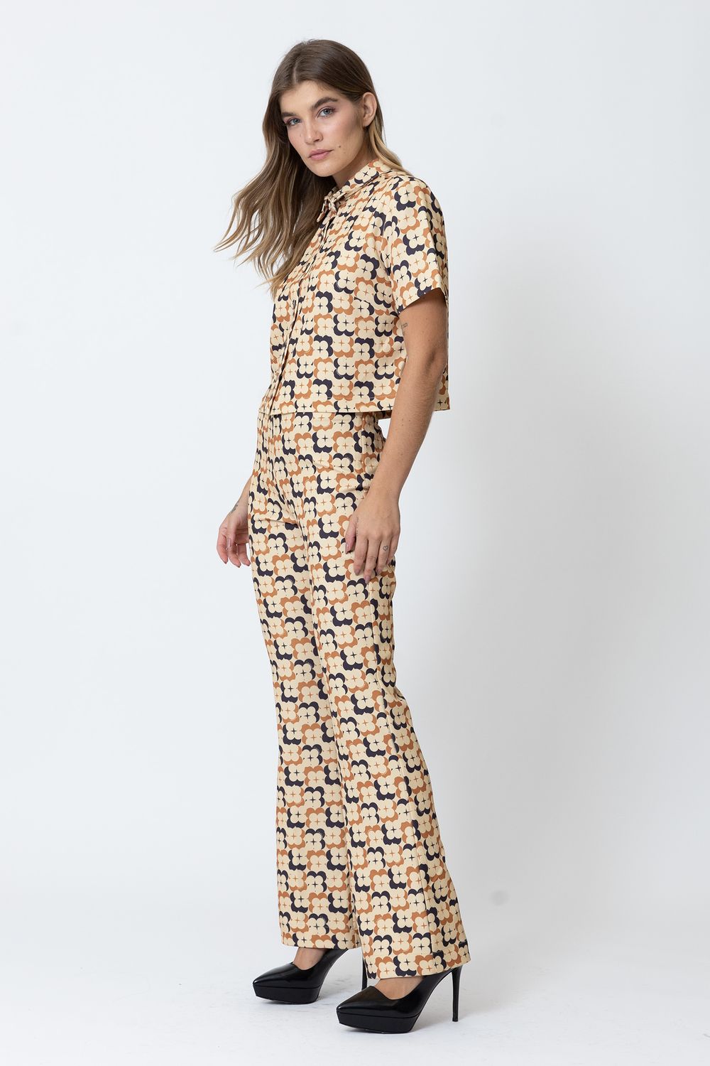 CALCA-F1299-E-CAMISA-F80202-LADO