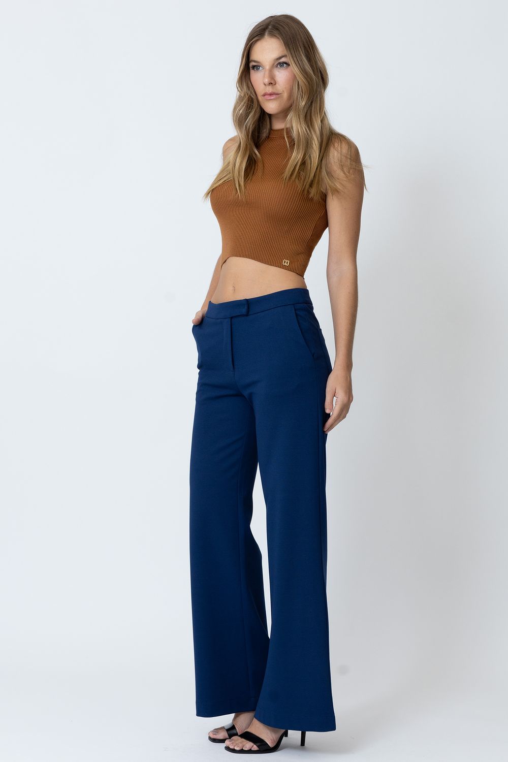 CALCA-F1324-E-BLUSA-T43134-LADO