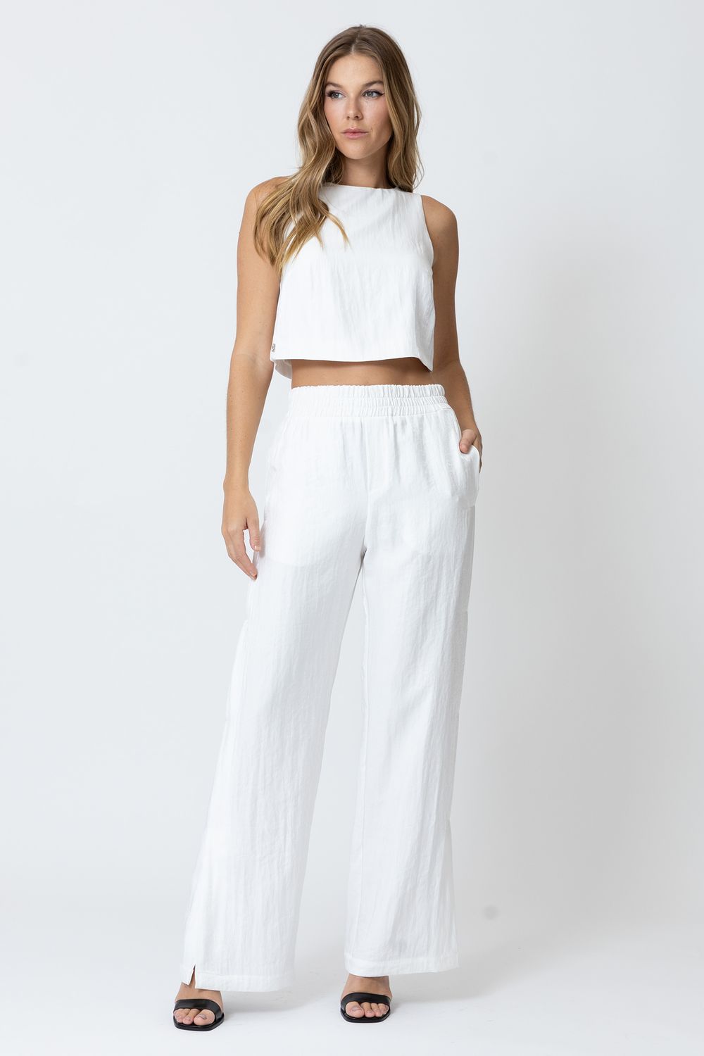 CALCA-F1307-E-BLUSA-F6844-CAPA-BRANCA
