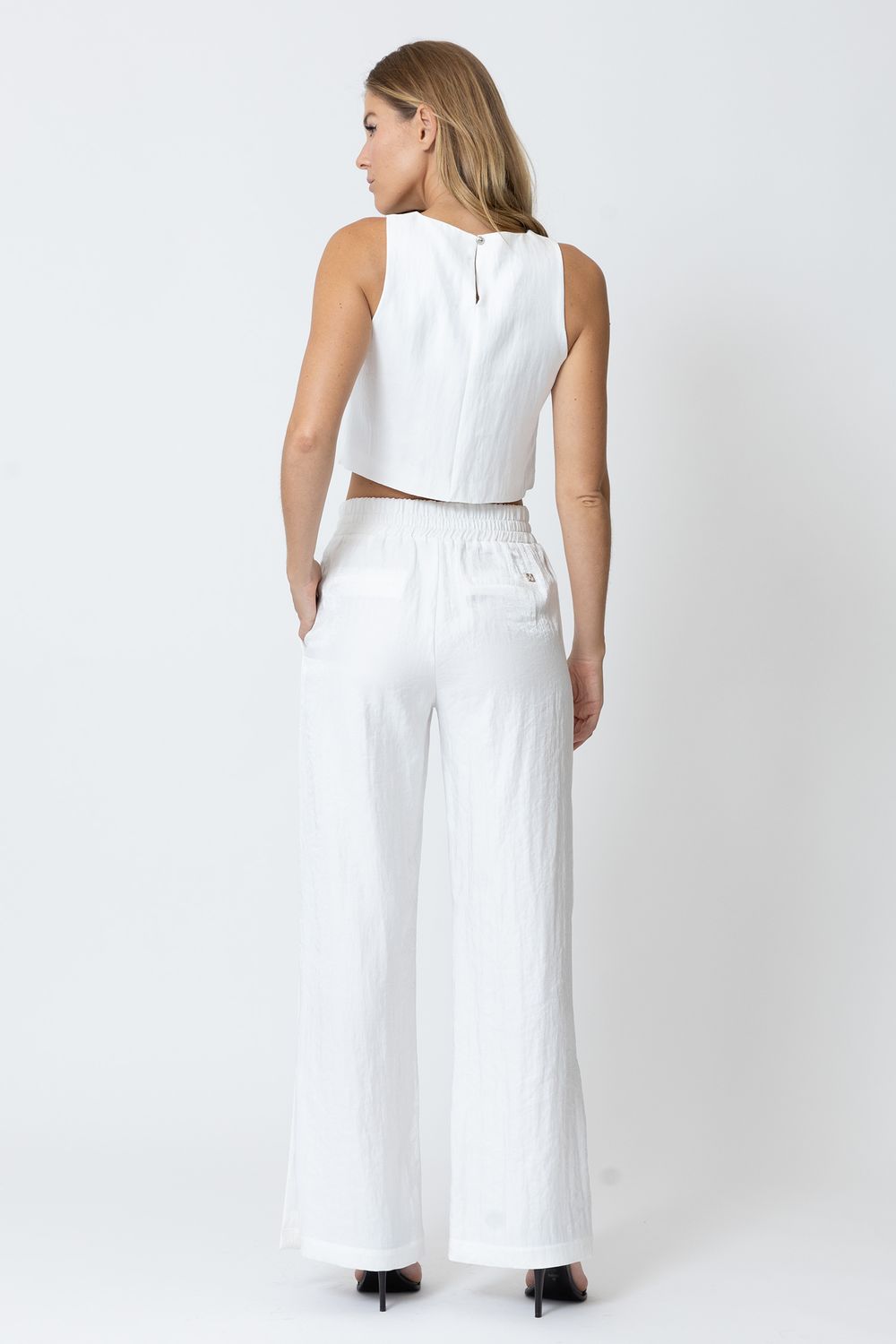 CALCA-F1307-E-BLUSA-F6844-COSTAS-BRANCA