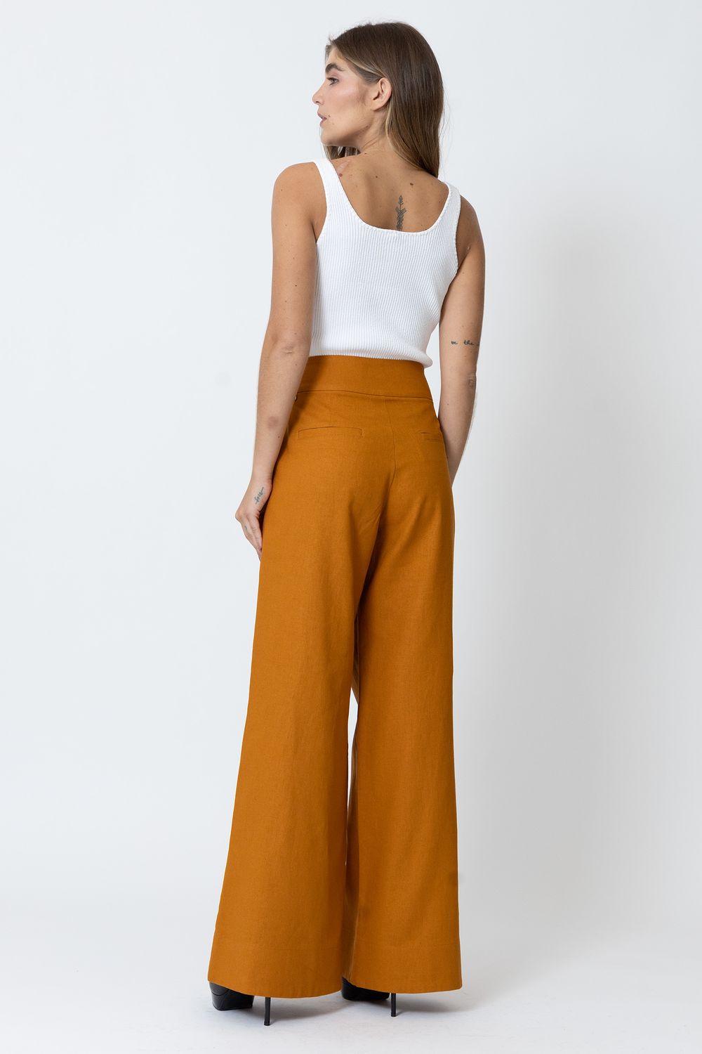 CALCA-F1312-E-BLUSA-T43121-COSTAS