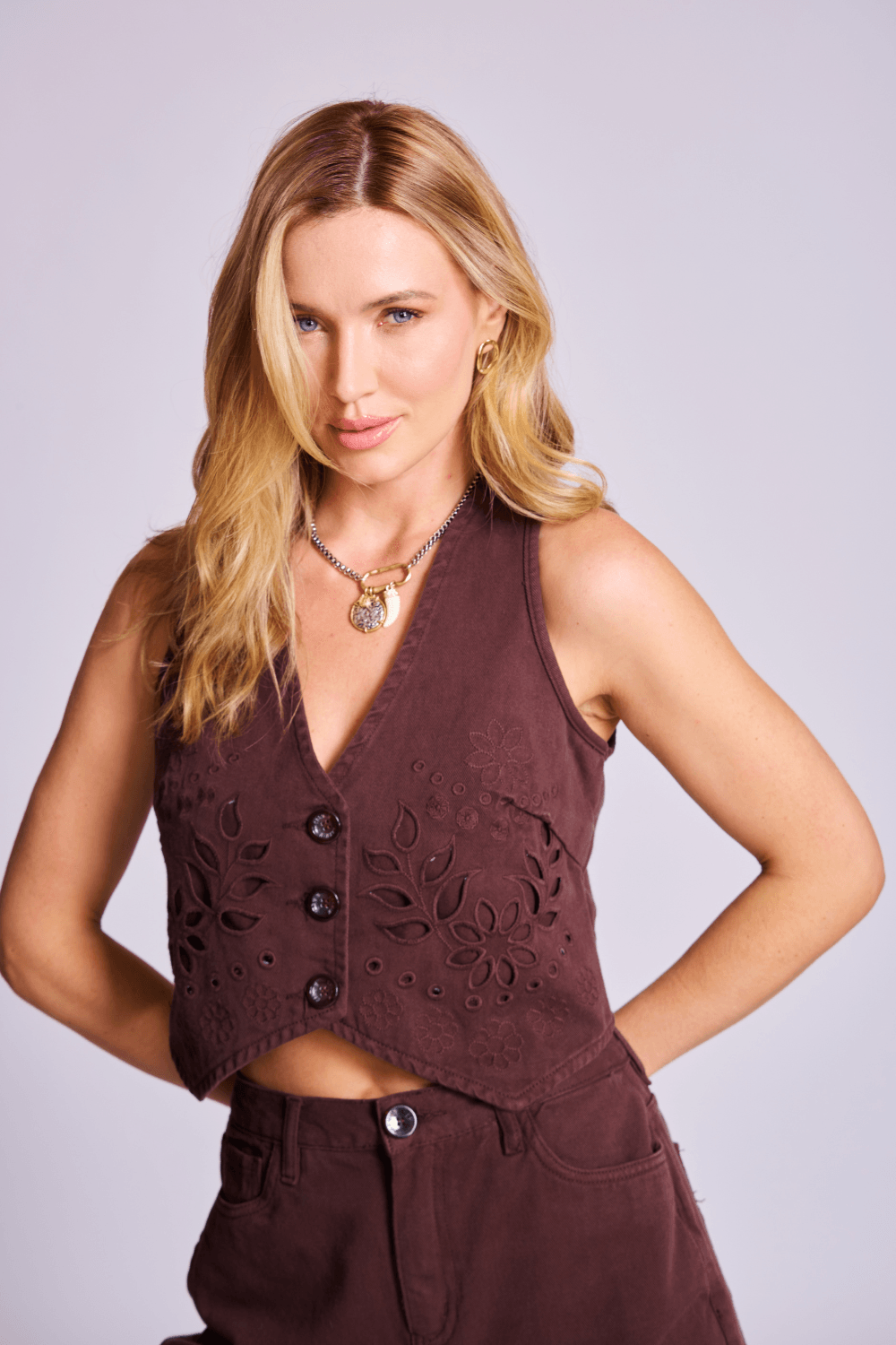 COLETE FEMININO MARROM BORDADO
