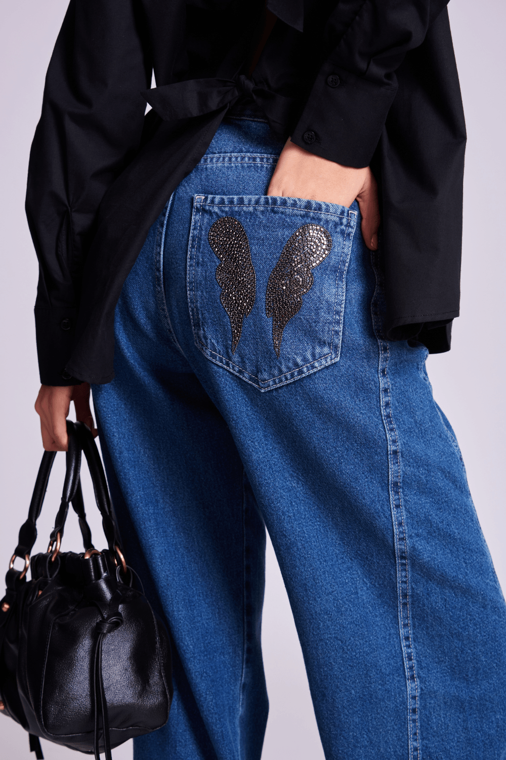 CALÇA JEANS WIDE AZUL COM APLIQUE DE ASAS NO BOLSO