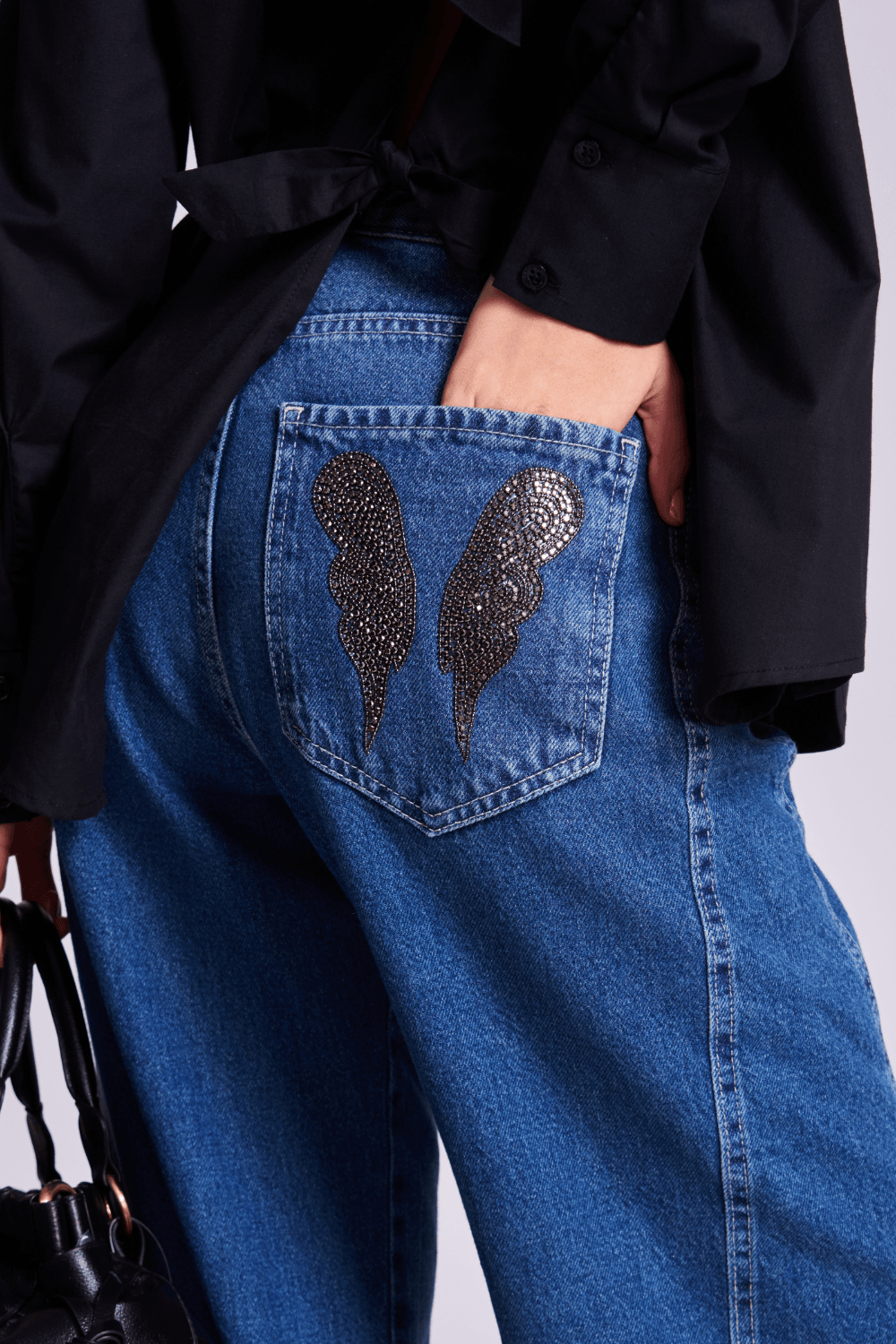 CAMISA FEMININA PRETA COM LAÇO NAS COSTAS