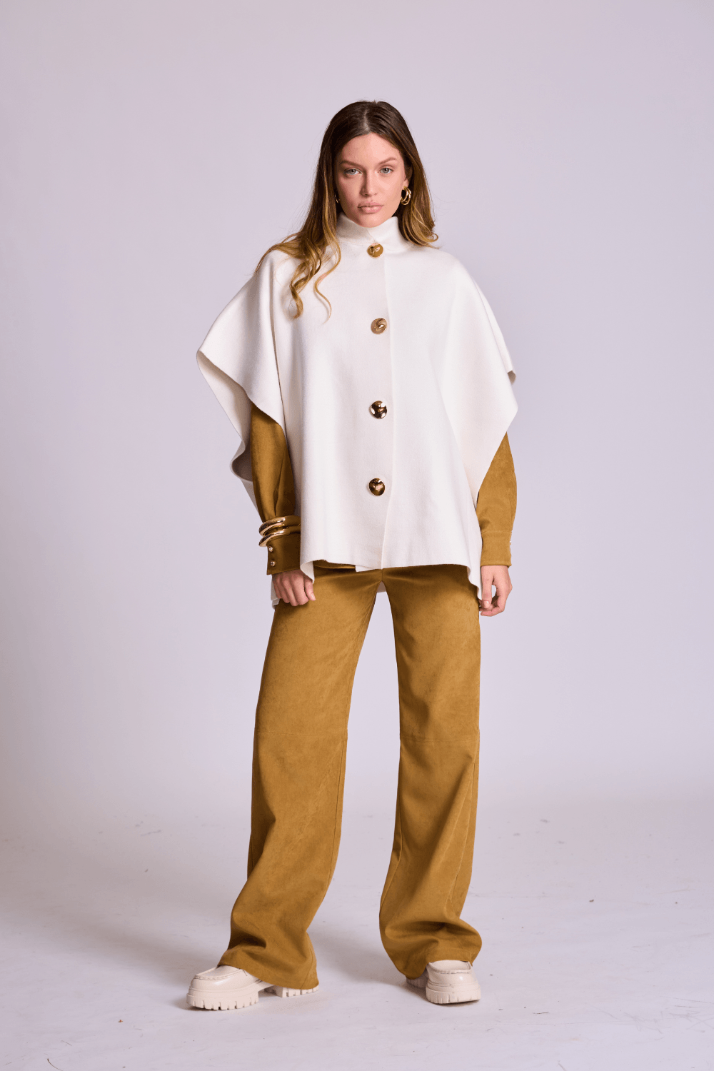 PONCHO OFF WHITE COM BOTÕES DOURADOS