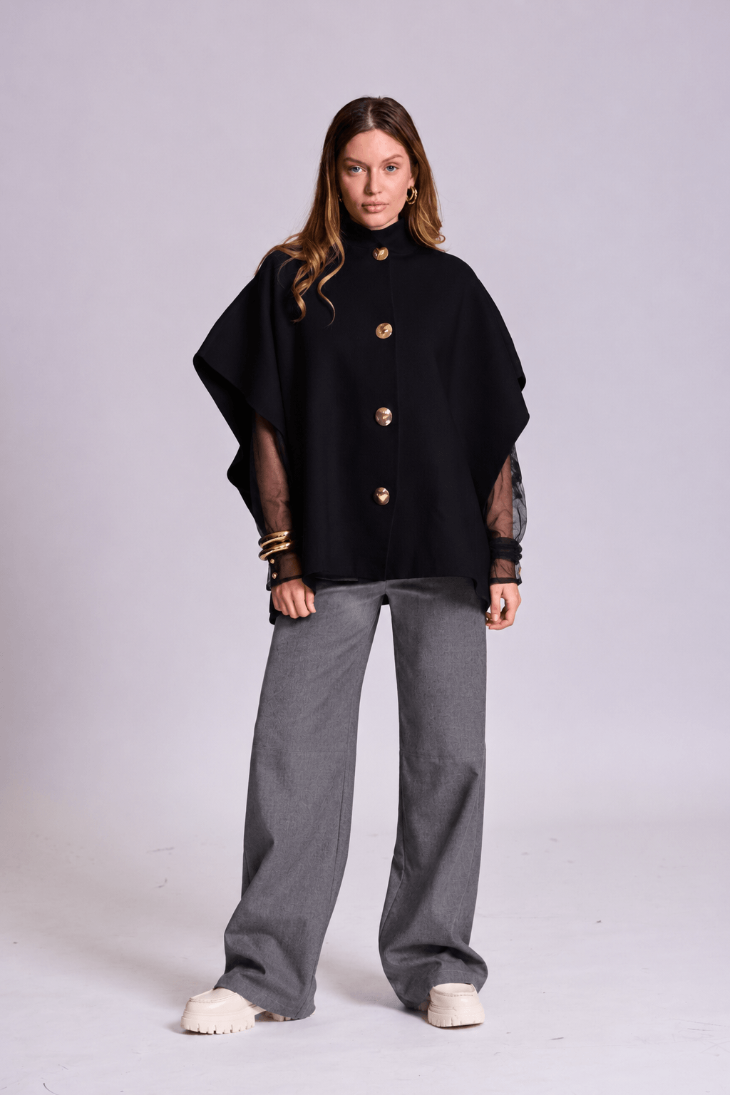 PONCHO TRICOT COM BOTÕES DOURADOS