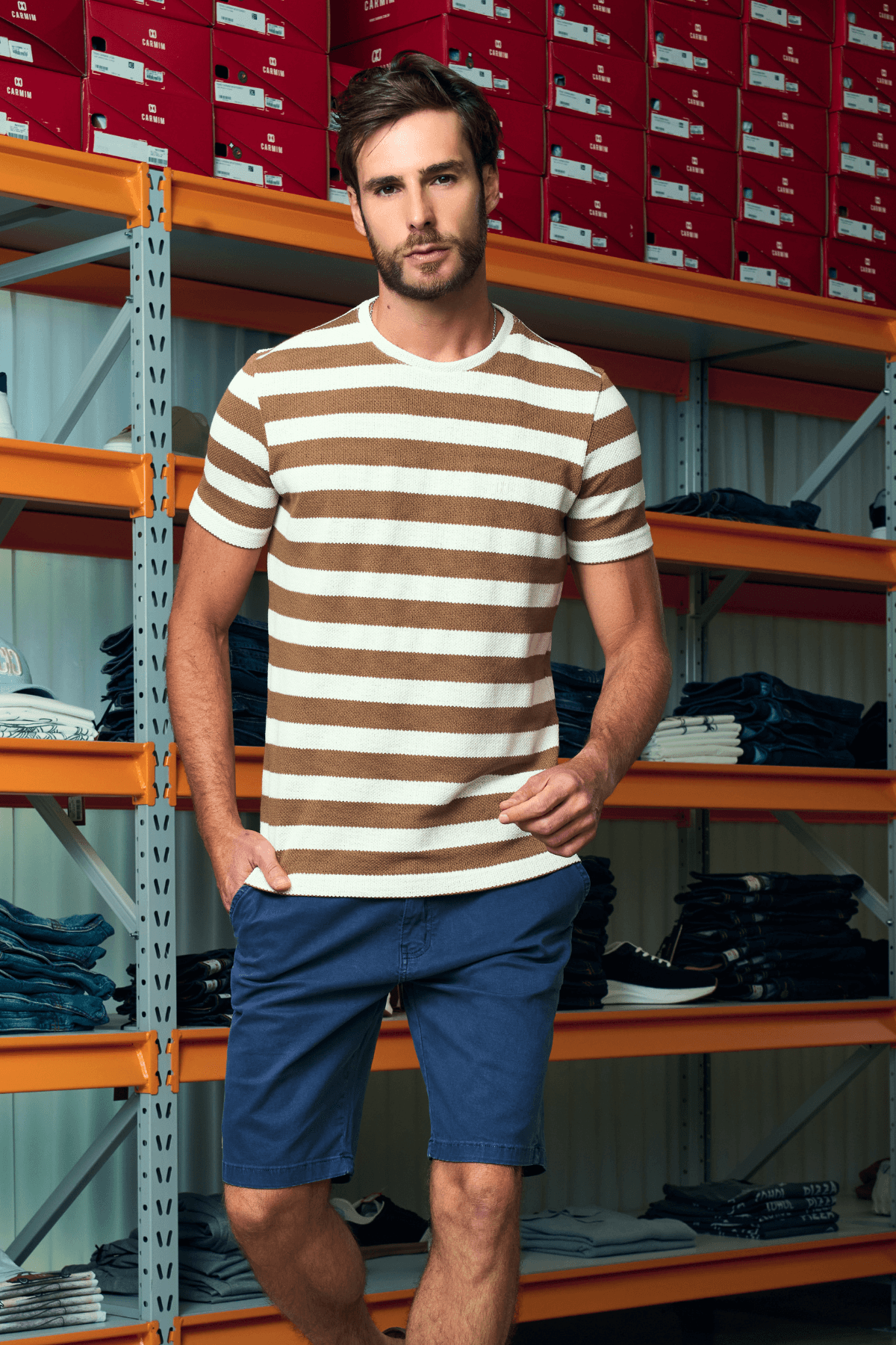 T-SHIRT MASCULINA LISTRADA CARAMELO